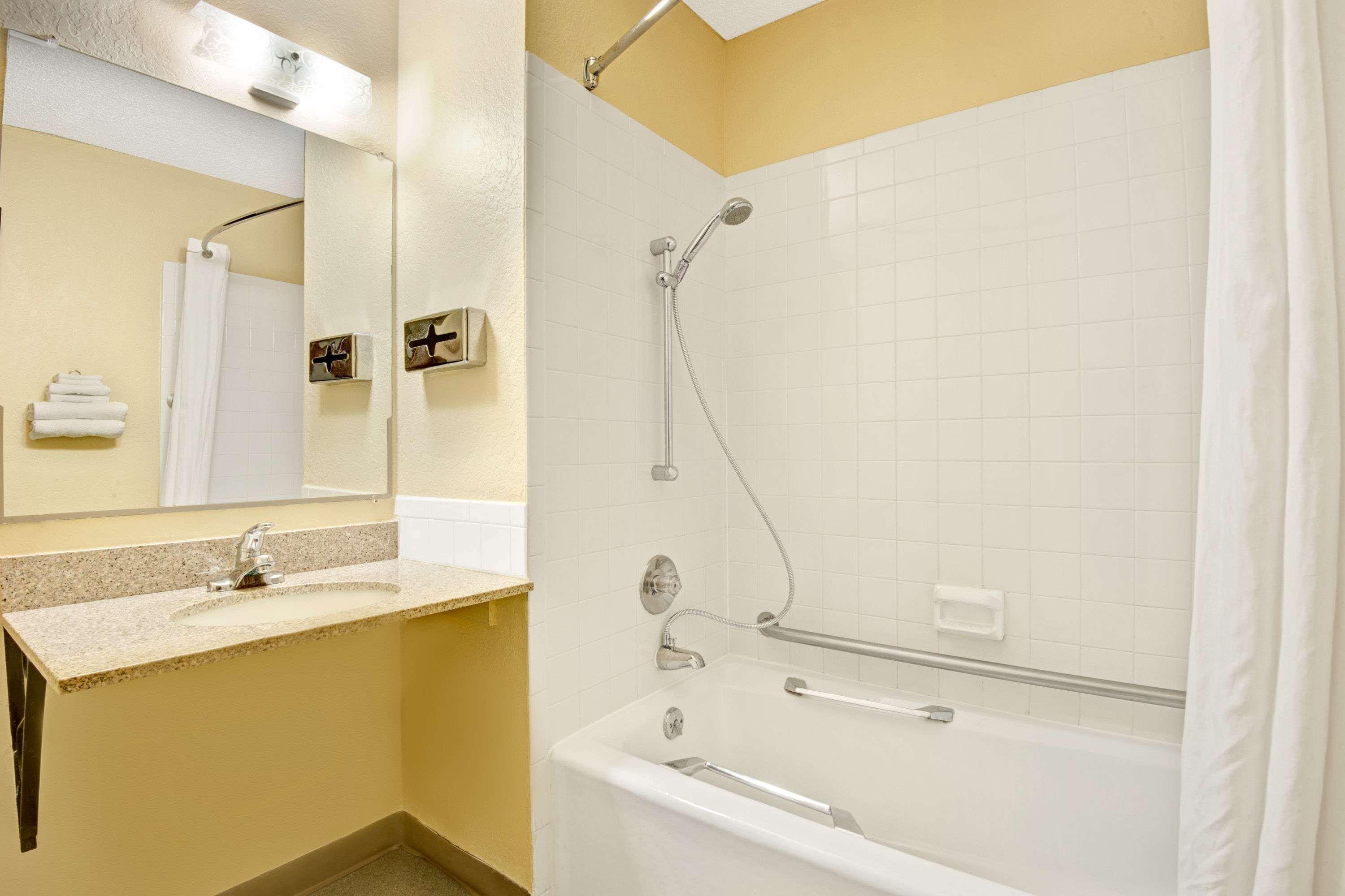 Super 8 By Wyndham Independence Kansas City Екстериор снимка