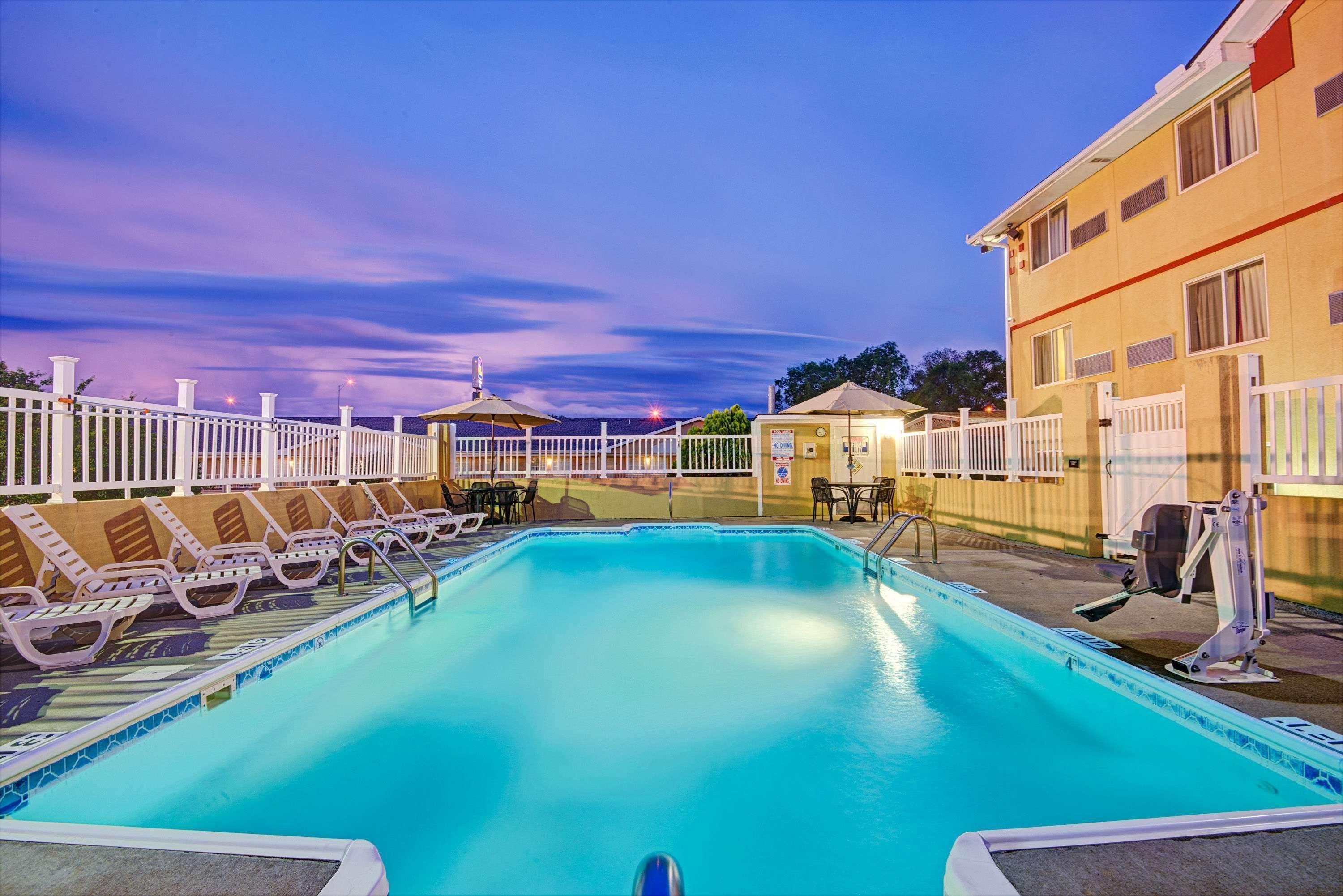 Super 8 By Wyndham Independence Kansas City Екстериор снимка