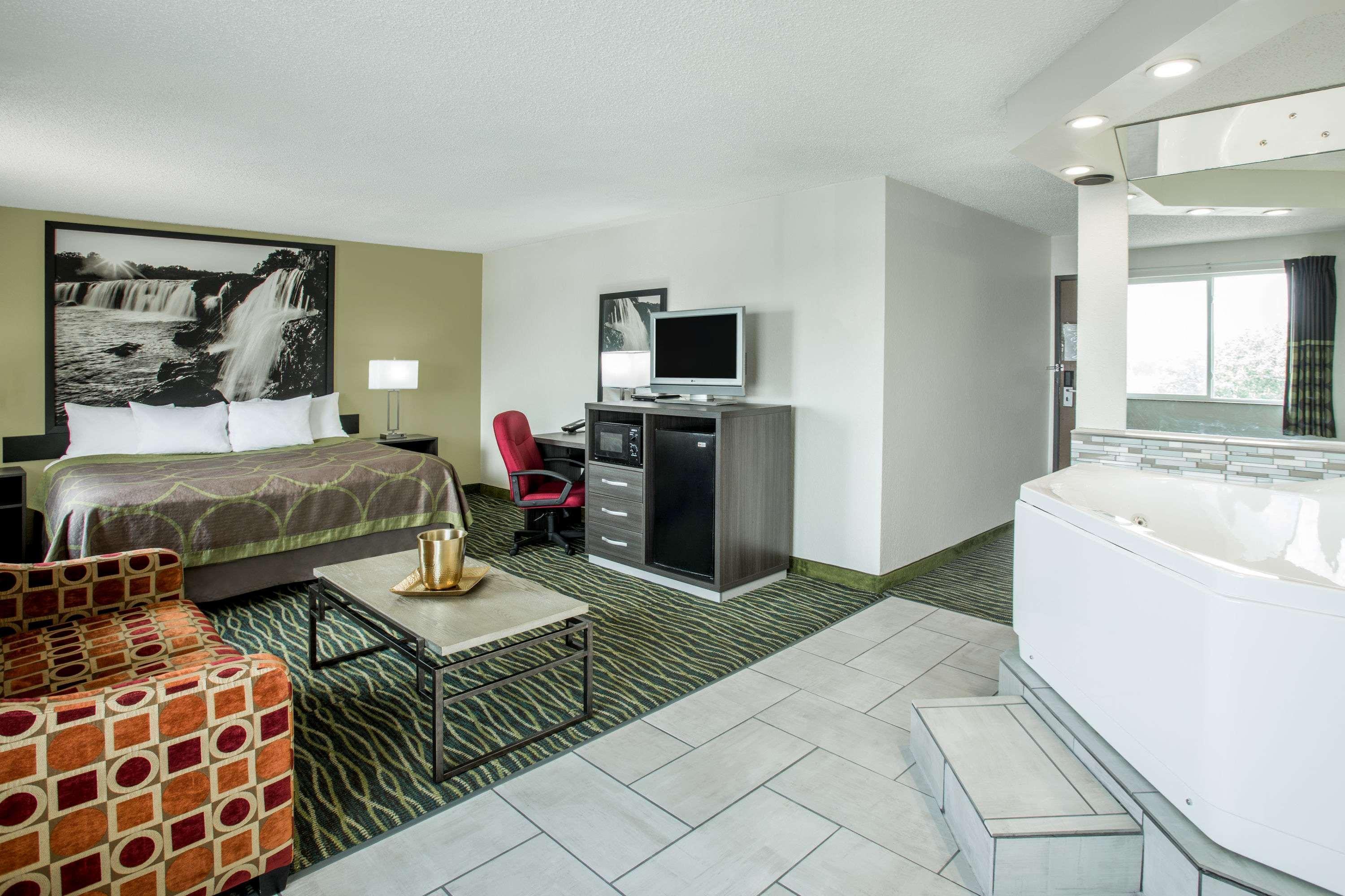 Super 8 By Wyndham Independence Kansas City Екстериор снимка