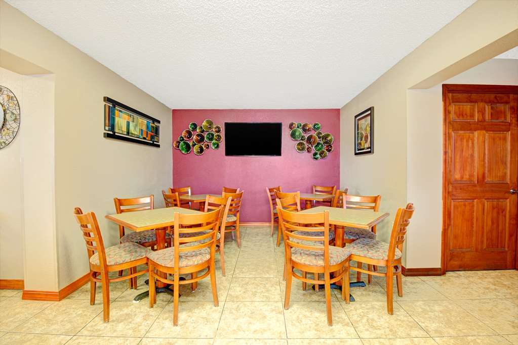 Super 8 By Wyndham Independence Kansas City Ресторант снимка